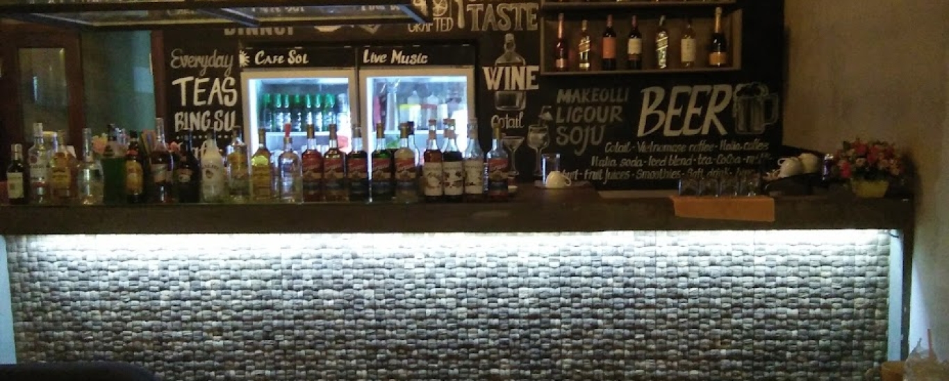 Quầy Bar ốp gáo dừa long đôi do cơ sở Ngân Hà cung cấp.