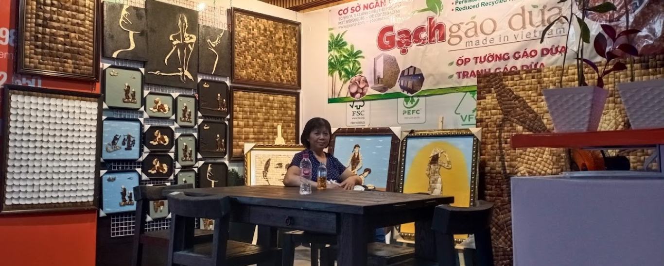 Gallery Ngân hà trưng bày các sản phẩm mosaic gáo dừa