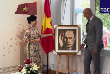 Trao Tặng Tranh Chân Dung Tổng Thống Putin Nhân Dip Ông Ghé Thăm Việt Nam 