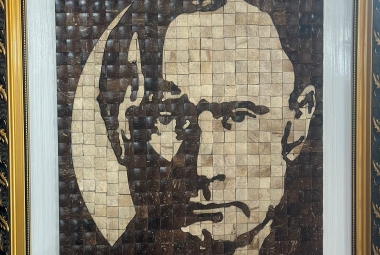 Tranh chân dung Tổng thống Putin làm từ gáo dừa