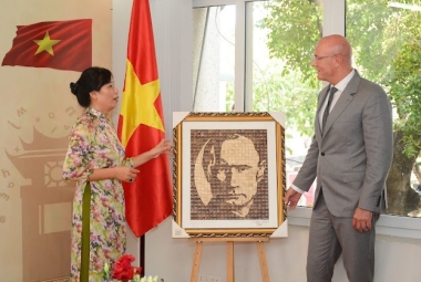 Tranh Gáo Dừa Nghệ Thuật Ngân Hà Được Trao Tặng Tổng Thống Nga Putin