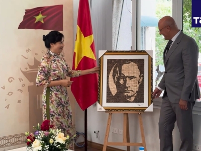 Trao Tặng Tranh Chân Dung Tổng Thống Putin Nhân Dip Ông Ghé Thăm Việt Nam 