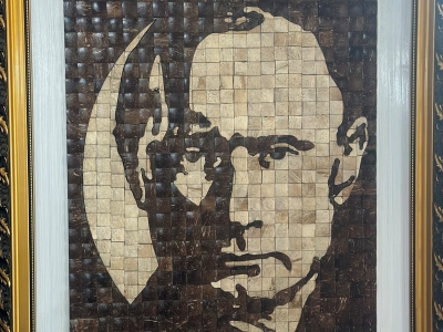 Tranh chân dung Tổng thống Putin làm từ gáo dừa