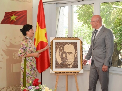 Tranh Gáo Dừa Nghệ Thuật Ngân Hà Được Trao Tặng Tổng Thống Nga Putin
