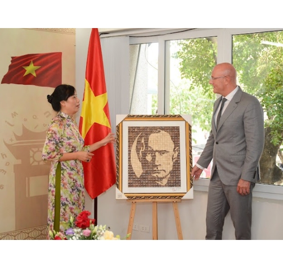 Trao tặng tranh chân dung ngài tổng thống Puntin nhân chuyến thăm Vietnam ngày 19/6/2024  tại phân viện Pushkin Hanoi