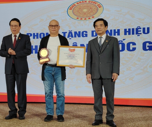 Đón nhận danh hiệu NGHỆ NHÂN QUỐC GIA tranh gáo dừa