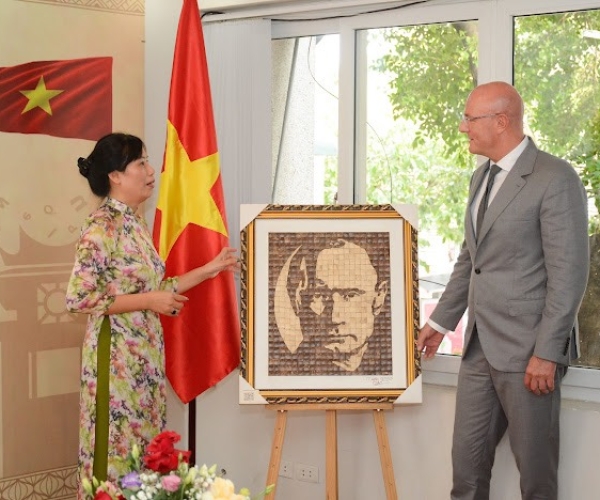 Trao tặng tranh chân dung ngài tổng thống Puntin nhân chuyến thăm Vietnam ngày 19/6/2024  tại phân viện Pushkin Hanoi