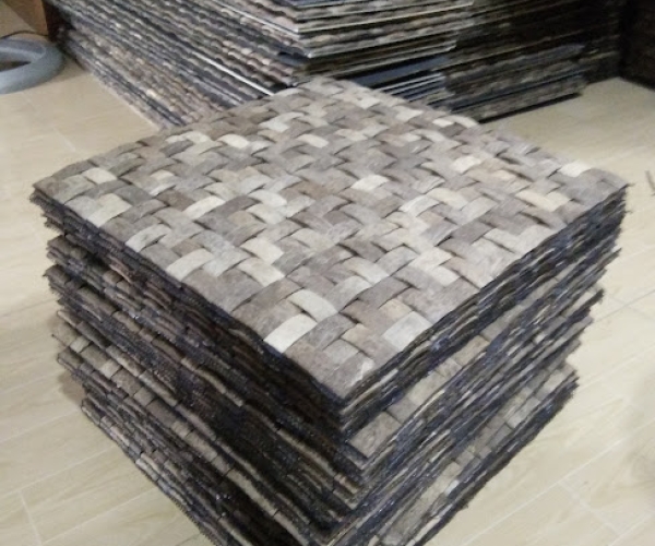 Chuẩn bị hàng gạch gáo dừa cho khách 