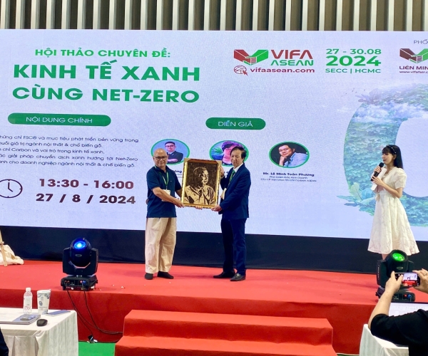 Tặng tranh cho Trưởng ban tổ chức hội chợ 8/2024