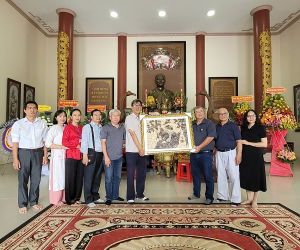 Tặng tranh Nữ Tướng Nguyễn Thị Định ngồi vá áo cho chiến sỹ