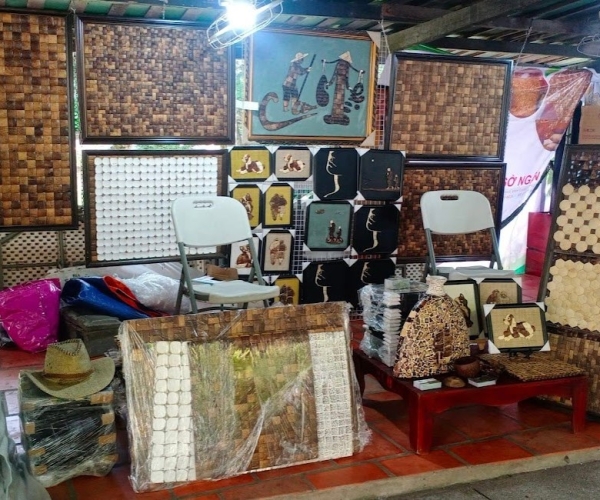 Triển lãm gạch gáo dừa và tranh